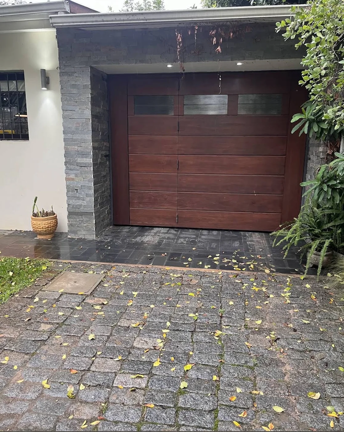 Portón de acabado madera