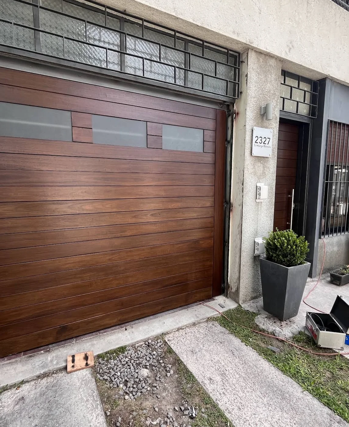 Portón instalado en vivienda