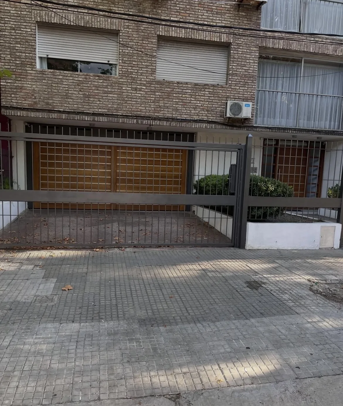 Acceso residencial con portón